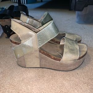 Pierre Dumas Gold Wedges (size 7)